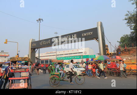 Die Menschen reisen in New Delhi Bahnhof in Neu-Delhi, Indien Stockfoto