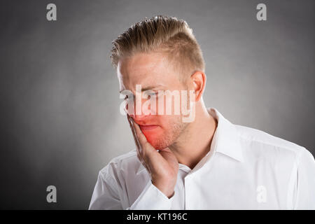 Junger Mann Leiden von Zahn Ache Stockfoto