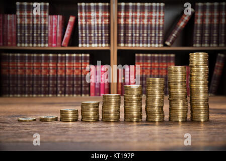 Münzen Stapel auf dem Tisch Stockfoto