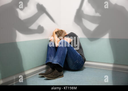 Schatten von zwei Menschen angreifende Mann Stockfoto