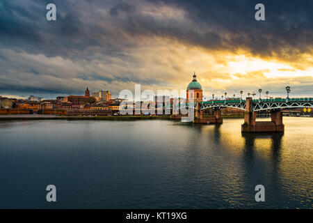 Sturmwolken über Toulouse und den Fluss Garonne bei Sonnenuntergang Stockfoto