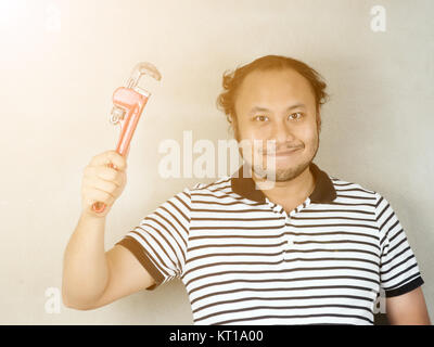 Porträt der Mann mit Rohrzange. Stockfoto
