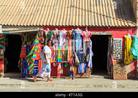 Lokale Frau vorbei einen Souvenirshop, Santa Maria, Insel Sal, Salina, Kap Verde, Afrika Stockfoto