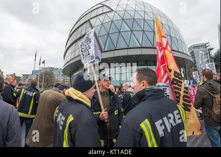 Die Feuerwehrleute bei Protest außerhalb der Stadt Halle gegen den geplanten Abbau von 13 Feuerwehrfahrzeuge und 184 Feuerwehrleute aus der Londoner Feuerwehr. Stockfoto