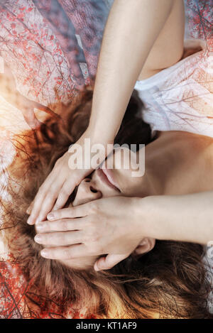 Ansicht von oben Bild von erschöpft Frau, die Augen Stockfoto