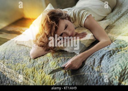 Ansicht von oben Bild der traurigen Frau, die auf ihrem Bett Stockfoto