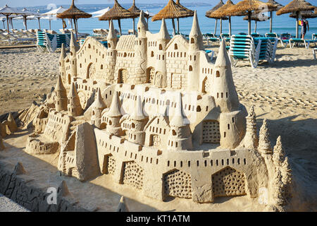 Sandburg am Strand Stockfoto