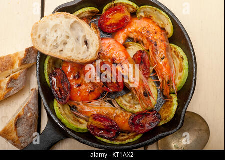 Gebratene Garnelen mit Zucchini und Tomaten Stockfoto