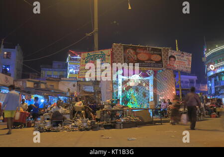 Menschen besuchen Paharganj Main Bazaar Markt in Neu-Delhi, Indien Stockfoto