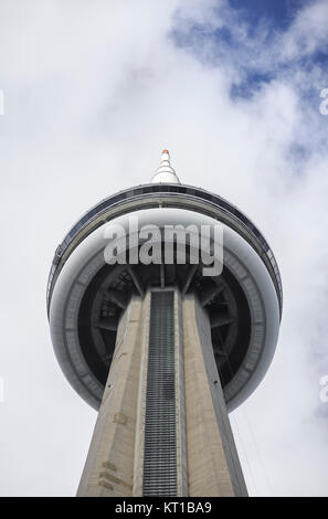 CN Tower gesehen von unten, Toronto, Ontario, Kanada. Stockfoto