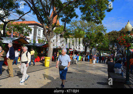 Ältere Männer auf dem Weihnachtsmarkt in der Avenida Arriaga, Funchal, Madeira, Portugal Stockfoto