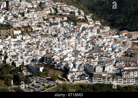 Luftaufnahme von Ojen, weißes Dorf auf einem Hügel in der Nähe von Marbella, Spanien. Stockfoto