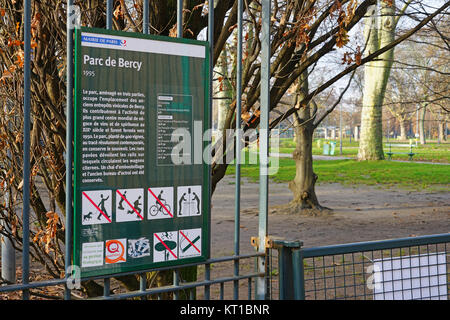 Blick auf den Parc de Bercy, einem öffentlichen Garten in der Nähe von Bercy befindet sich auf dem rechten Ufer in Paris, Frankreich. Stockfoto