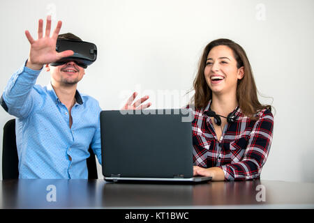 Paar Spaß versuchen, VR-Headset beim Start treffen, Konzept, Teamwork, Spaß Stockfoto