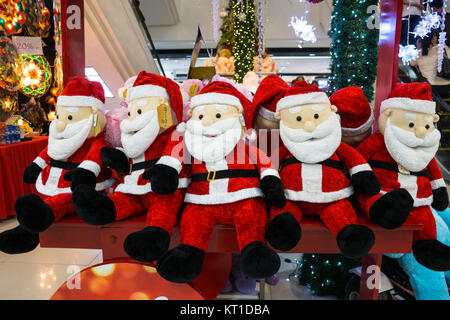 Weiche kuschelige Vater Weihnachten Spielzeug auf den Verkauf in den Ayala Center, Cebu City, Philippinen Stockfoto