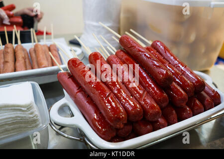 Ein Hot Dog Würstchen auf einem Stick, ein Favorit Street Food Snack auf den Philippinen Stockfoto