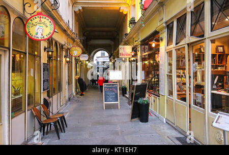 In der 6. Arrondissement von Paris, in der Cour du Commerce Saint-Andre ist eine neugierige kleine Passage im Jahre 1776 gebaut. Stockfoto