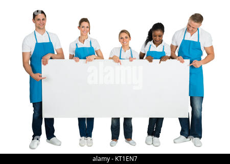 Gruppe von Hausmeister Holding leer Banner Stockfoto