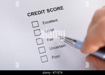 Person Befüllen Credit Score Form Stockfoto