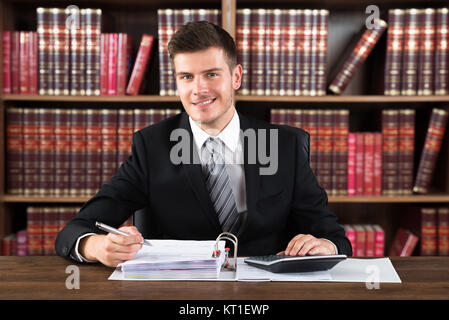 Porträt einer männlichen Buchhalter im Gerichtssaal Stockfoto