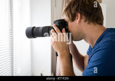 Männliche Holding Kamera Fotografieren Stockfoto