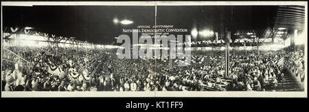 Das DNC-Bild von 1928 (IMG 84702) ist ein historisches Foto, das wahrscheinlich ein Schlüsselereignis oder eine Persönlichkeit aus der Democratic National Convention (DNC) dieses Jahres dokumentiert. Sie bietet wertvolle Einblicke in die politische Geschichte. Stockfoto