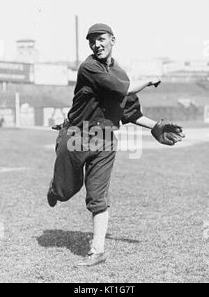 Buck Weaver war ein professioneller Baseballspieler, der für die Chicago White Sox spielte. Er wurde besonders für seine Beteiligung am Black Sox Skandal von 1919 in Erinnerung gerufen, der zu seiner Verbannung aus der Major League Baseball führte. Stockfoto