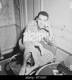 Dieses Foto, aufgenommen im August 1946, zeigt den berühmten Jazz-Schlagzeuger Buddy Rich in New York City. Bekannt für seine Virtuosität war Rich eine prominente Persönlichkeit in der Jazz-Musikszene. Das Foto fängt einen Moment während einer Vorstellung oder Probe ein und spiegelt die lebendige und dynamische Natur der Jazzkultur von New Yorkâ in den 1940er Jahren wider Stockfoto