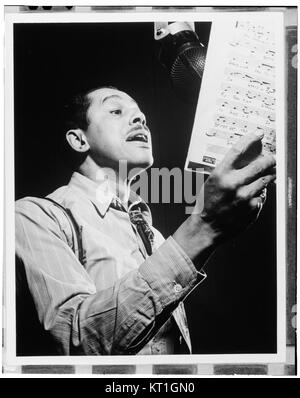 Dieses Bild zeigt ein Porträt von Cab Calloway, dem berühmten Jazz-Sänger und Bandleader, in einem unrestaurierten Foto. Calloway war eine bedeutende Figur in der Harlem Renaissance und der amerikanischen Jazzgeschichte. Stockfoto