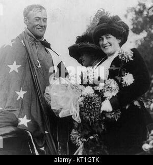 Das Bild von Cal Rodgers, das bei der Ankunft in Pasadena mit der US-Flagge versehen war, erinnert an seine Leistung als erster Mensch, der 1911 die Vereinigten Staaten durchflog. Dieser legendäre Moment markiert ein bedeutendes Ereignis in der Luftfahrtgeschichte. Stockfoto