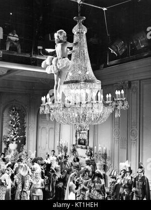 Ein Bild der Schauspielerin Carroll Baker mit einem Kronleuchter, aufgenommen während der Dreharbeiten von The Carpetbaggers, einem Film, der 1964 veröffentlicht wurde. Stockfoto