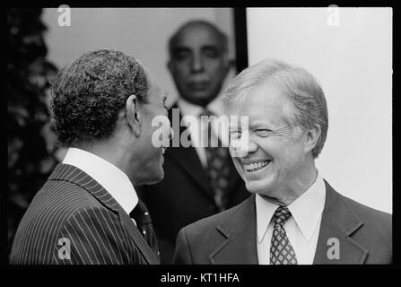 Dieses Foto zeigt das historische Treffen zwischen US-Präsident Jimmy Carter und ägyptischem Präsidenten Anwar Sadat im Weißen Haus. Das Gipfeltreffen von 1978 war eine Schlüsselrolle im Friedensprozess zwischen Ägypten und Israel. Stockfoto