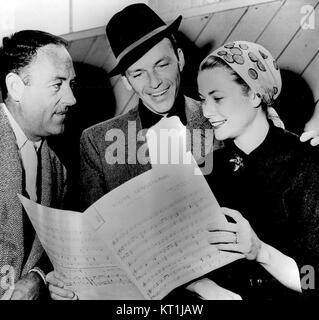 Regisseur Charles Walters betreut die Schauspieler Frank Sinatra und Grace Kelly während der Dreharbeiten von High Society 1956, einem musikalischen Remake der Philadelphia Story. Stockfoto