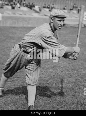 Dieses Bild zeigt Charlie „Swede“ Risberg, einen professionellen Baseballspieler aus dem Jahr 1919. Risberg war Teil des berüchtigten Chicago White Sox-Teams von 1919, das am Black Sox-Skandal beteiligt war. Seine Beteiligung am Skandal beeinflusste seine Karriere und Baseballgeschichte erheblich. Stockfoto