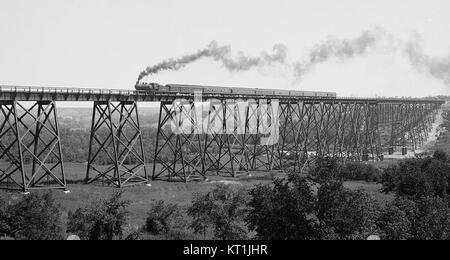 Das Viadukt der Chicago & North Western Railway erstreckt sich über den des Moines River in der Nähe von Boone, Iowa und zeigt Eisenbahntechnik aus der Mitte des 20. Jahrhunderts. Die Struktur ist ein wesentlicher Bestandteil der Verkehrsinfrastruktur der Region und erleichtert den Güter- und Personenverkehr über den Fluss. Stockfoto