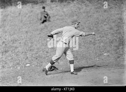 Chick Gandil war ein professioneller Baseballspieler, bekannt für seine Beteiligung am berüchtigten Black Sox Skandal von 1919. Er gehörte dem Chicago White Sox Team an, das beschuldigt wurde, die World Series, ein zentrales Ereignis in der amerikanischen Baseballgeschichte, zu reparieren. Stockfoto
