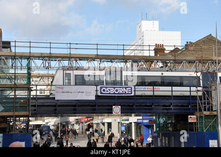 Eisenbahnbrücke im Bau über High Street Southend On Sea, Essex, mit c2 c National Express Zug über vorbei. Osborne Bau Stockfoto