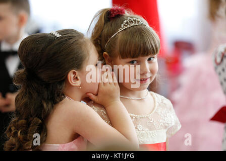 Belarus, die Stadt Gomel, 26. Mai 2016. Kindergarten Volotovskaya. In den Urlaub, ein Mädchen, das Flüstern im Ohr von einem anderen Mädchen zu einem Kind, Freundinnen Stockfoto