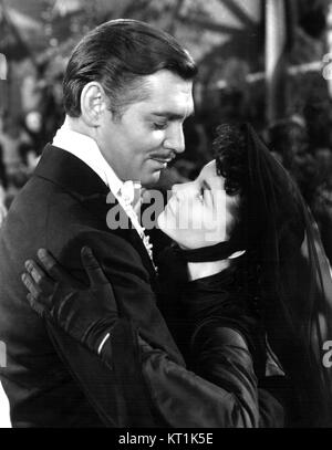 Clark Gable und Vivien Leigh, die Stars des legendären Films *vom Wind verweht* aus dem Jahr 1939, sind in diesem unvergesslichen Bild des Klassikers zu sehen. Ihre Auftritte als Rhett Butler und Scarlett O’Hara sind bis heute legendär in der Filmgeschichte. Stockfoto