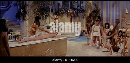Dieser Screenshot aus dem Film *Cleopatra* aus dem Jahr 1963 fängt einen Moment aus dem legendären Film ein. Bekannt für seine aufwendige Produktion und historische Bedeutung, porträtiert der Film das Leben von Kleopatra, Königin von Ägypten. Die Szene veranschaulicht die Pracht und das visuelle Spektakel, für das der Film während seiner Veröffentlichung berühmt wurde. Stockfoto
