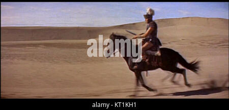 Ein Screenshot aus dem Film Cleopatra aus dem Jahr 1963 mit Elizabeth Taylor als Cleopatra und Richard Burton als Mark Antony. Diese Szene fängt das opulente Bühnendesign und die dramatische Darstellung historischer Figuren ein. Stockfoto