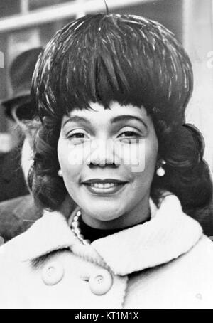 Coretta Scott King war eine prominente amerikanische Bürgerrechtlerin, die vor allem für ihre Arbeit nach der Ermordung ihres Mannes, Dr. Martin Luther King Jr., bekannt war Ihr ganzes Leben lang setzte sie sich für Gleichheit und Gerechtigkeit ein. Stockfoto