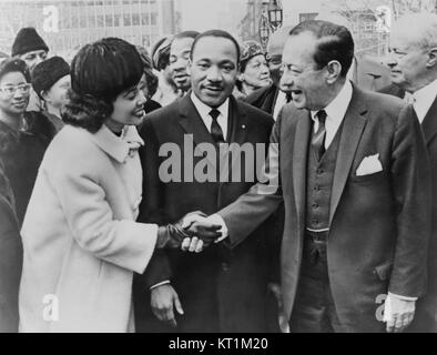 Coretta Scott King, Witwe von Dr. Martin Luther King Jr., steht mit dem Bürgermeister von New York City Robert F. Wagner auf einem historischen Foto, das einen entscheidenden Moment in der Bürgerrechtsbewegung darstellt. Stockfoto