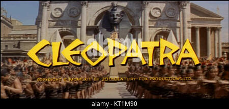 Dieser Screenshot aus dem Film *Cleopatra* aus dem Jahr 1963 zeigt einen dramatischen Moment aus dem legendären Trailer des Films. Der Film mit Elizabeth Taylor und Richard Burton ist ein historisches Epos, das im alten Ägypten spielt und sich auf das Leben von Königin Kleopatra konzentriert. Es wurde zu einem der teuersten Filme, die jemals gedreht wurden, und berühmt für seine üppige Produktion und Pracht. Stockfoto