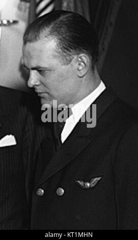 Dieses Bild zeigt Präsident Franklin D. Roosevelt, der Mal B. Freeburg die erste Ehrenmedaille der Flugpost überreichte, in der er seine Beiträge für den Luftpostdienst während seiner frühen Jahre würdigte. Stockfoto