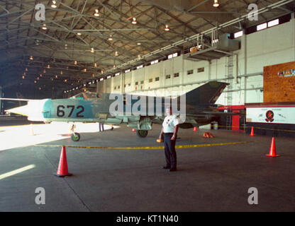 Auf diesem Foto steht Dale M. McDonald neben einem kubanischen MIG-21-Kampfflugzeug auf der Key West Naval Air Station. Das Flugzeug wurde bekannt, nachdem sein Pilot in die Vereinigten Staaten übergelaufen war, ein Ereignis, das einen bedeutenden Moment während des Kalten Krieges und der Kubanischen Raketenkrise markierte. Stockfoto
