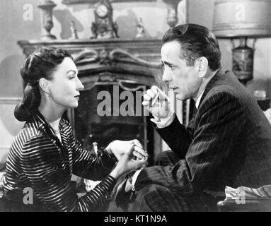 Dark Passage ist ein Film von Delmer Daves aus dem Jahr 1947 mit Humphrey Bogart und Lauren Bacall. Der Film spielt in San Francisco und verfolgt einen Mann, der zu Unrecht wegen Mordes verurteilt wird und versucht, seinen Namen zu löschen. Der Film ist bekannt für seine innovative Verwendung von Point-of-View-Aufnahmen und Noir-Stil. Stockfoto