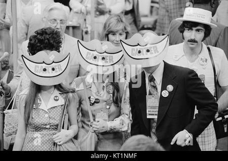 Dieses ikonische Bild aus dem Democratic National Convention von 1976 zeigt Delegierte, die Lächelmasken von Jimmy Carter tragen, was die Popularität seiner Kampagne und die politische Atmosphäre der damaligen Zeit symbolisiert. Stockfoto