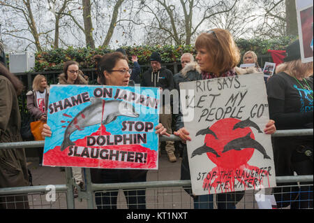 Die Demonstranten mit Plakaten gegenüber der Japanischen Botschaft in London für ein Ende der brutalen Großhandel Abschlachten der Delfine, Tümmler und kleine Wale in der Bucht von Taiji in Japan. Stockfoto