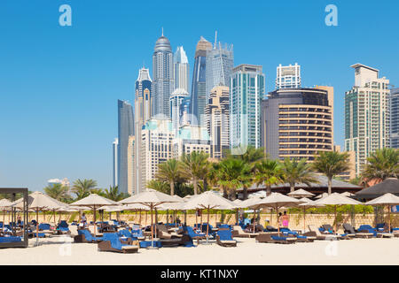 DUBAI, Vereinigte Arabische Emirate - 28. März 2017: The Marina erhebt sich vom Strand entfernt. Stockfoto